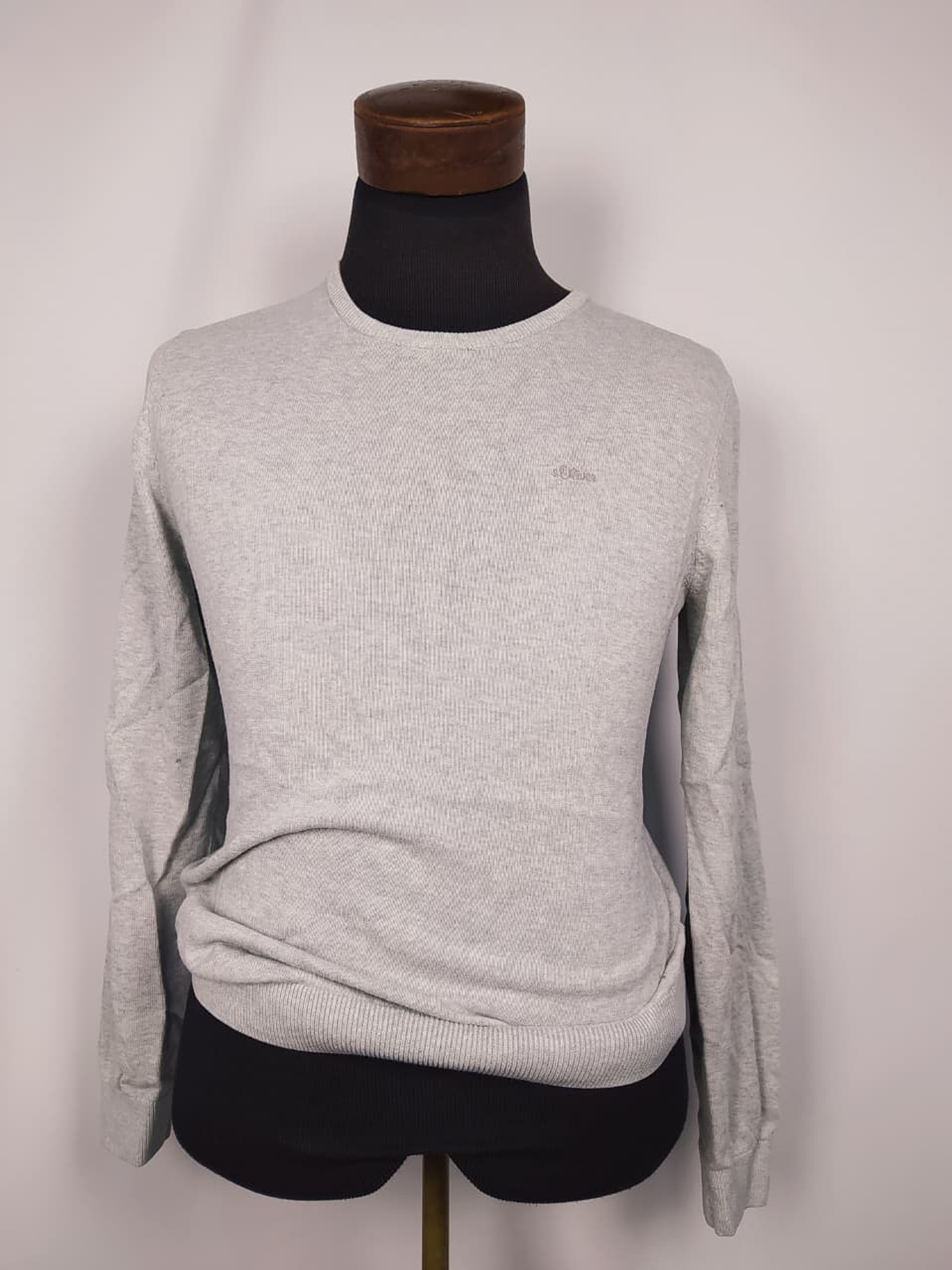 Suéter gris claro cuello redondo TALLA S 1