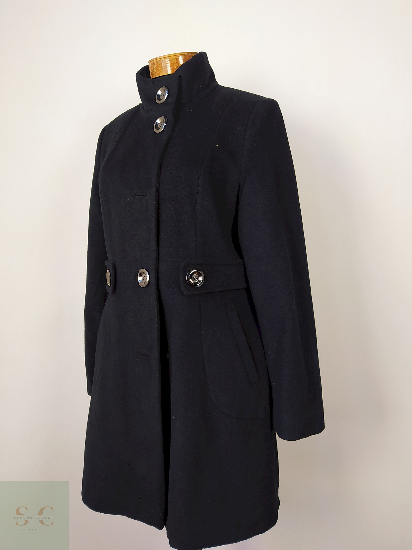 Laura Abrigo negro cuello alto Talla M 1