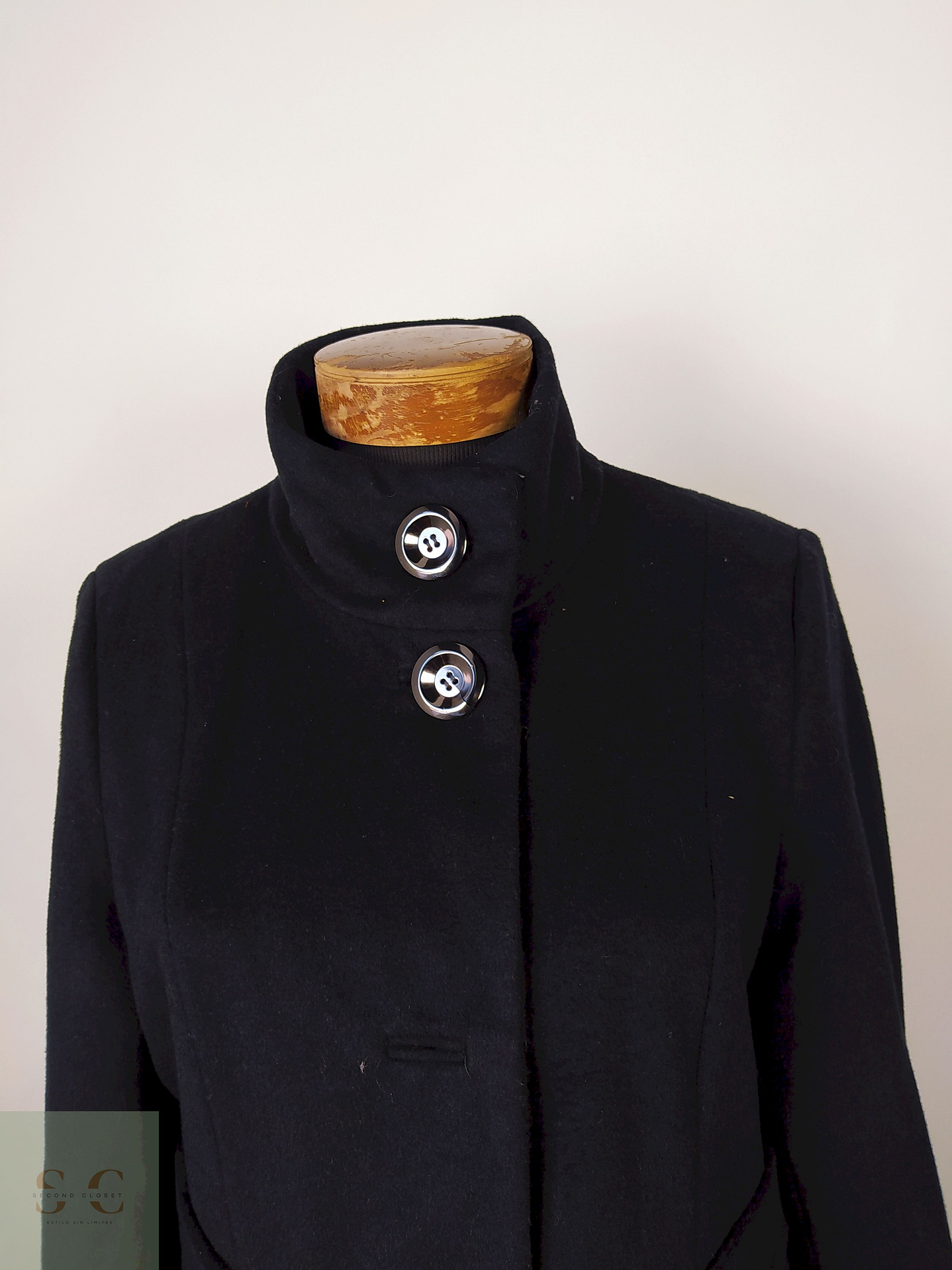 Laura Abrigo negro cuello alto Talla M 2