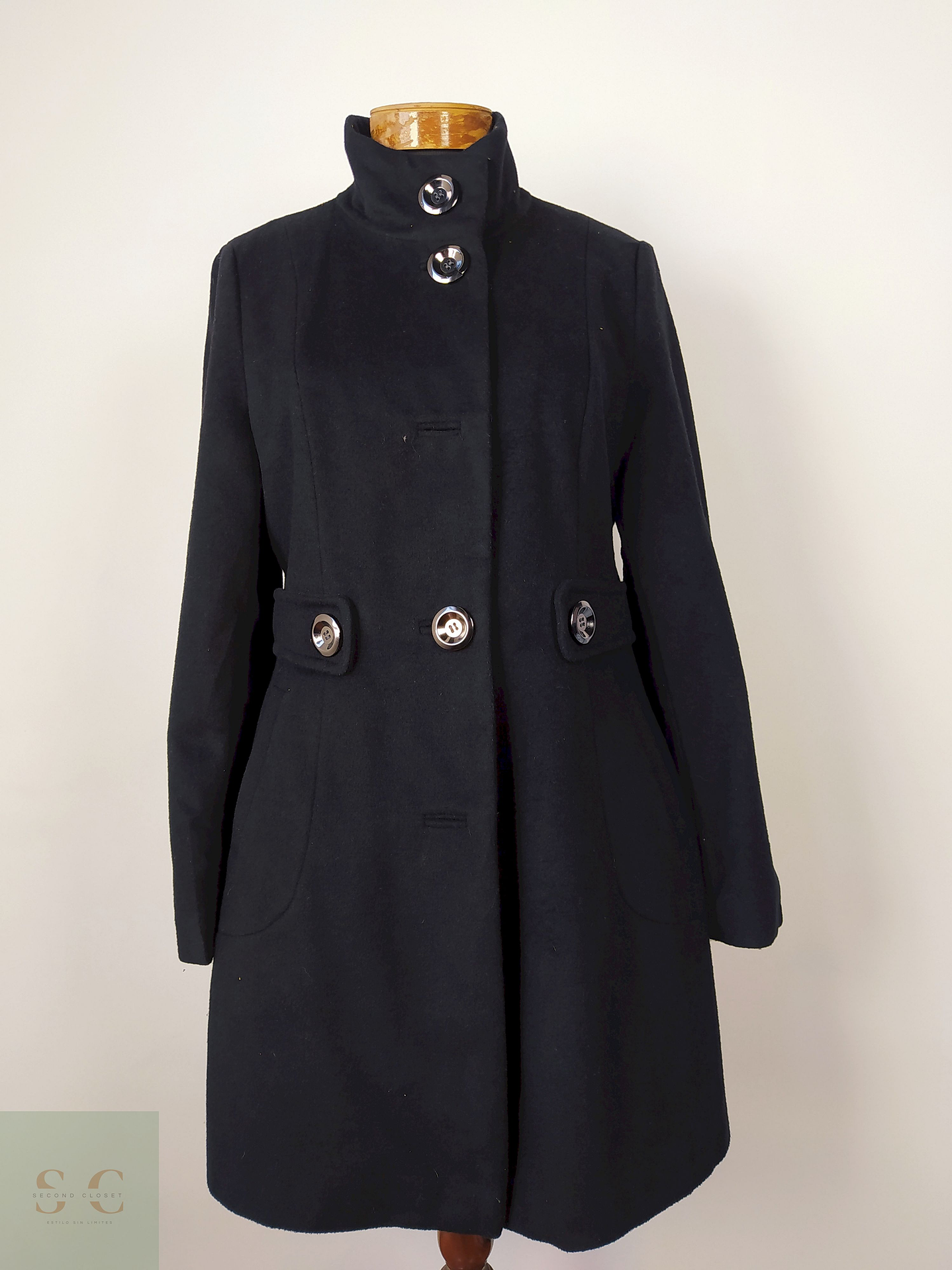 Laura Abrigo negro cuello alto Talla M 3