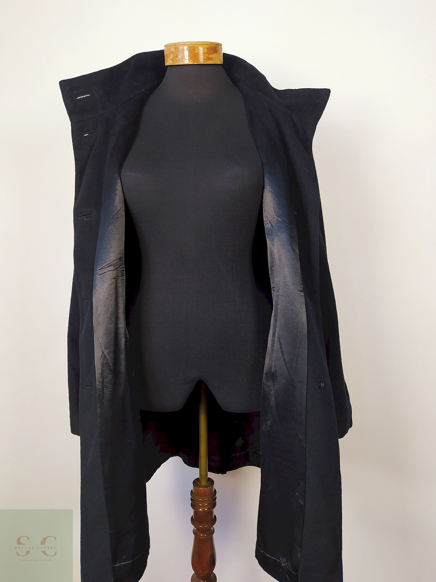 Laura Abrigo negro cuello alto Talla M 4