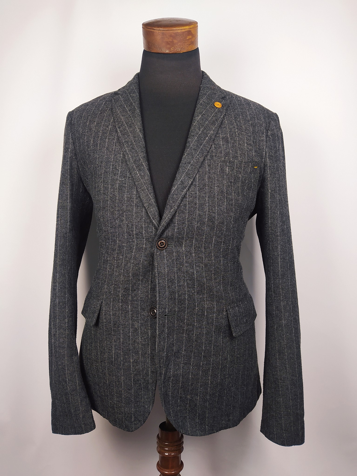 Blazer Hugo Boss – Plomo raya elegante – Talla M 1