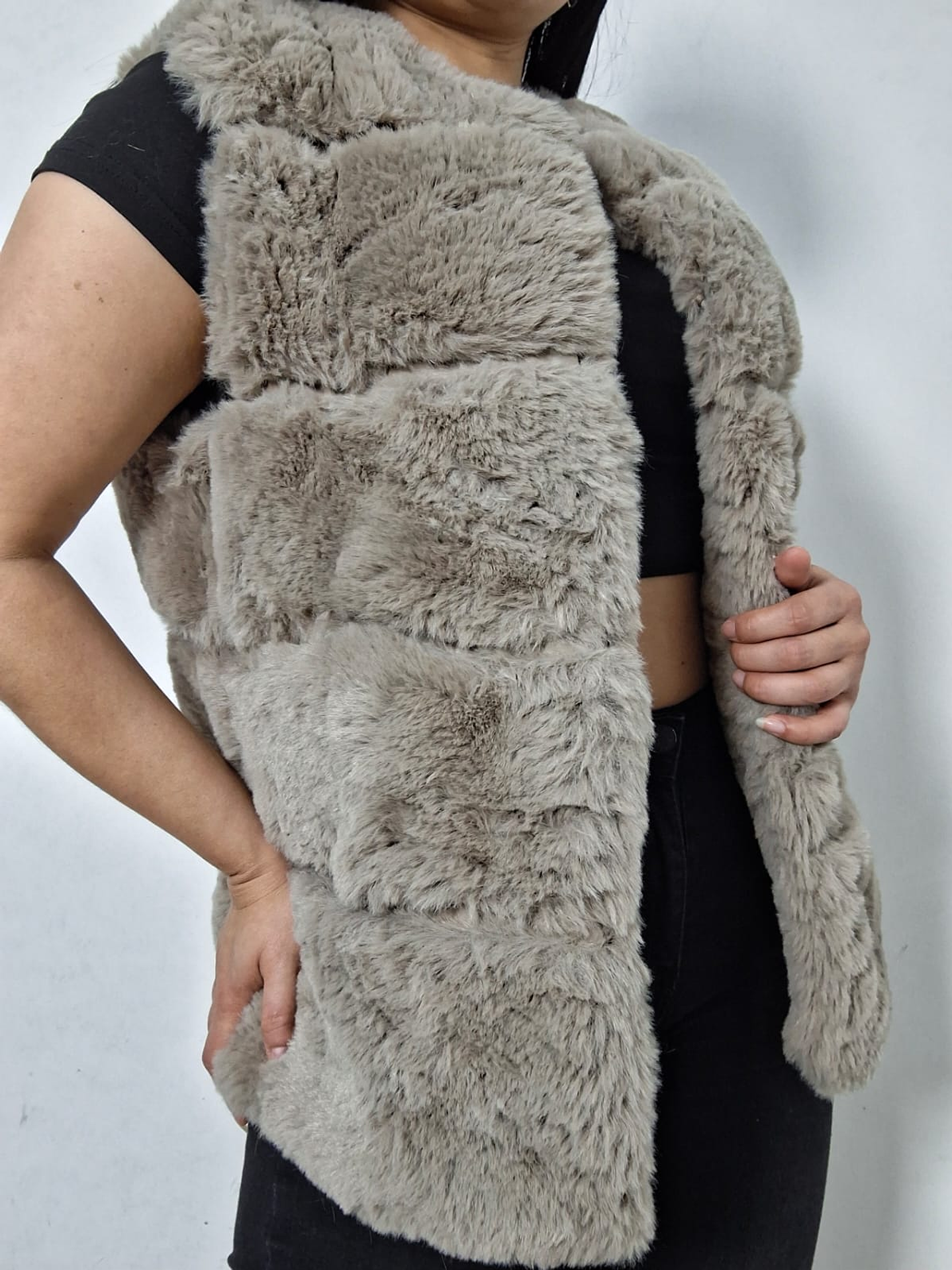 Chaleco eco piel gris claro con broches TALLA S 3