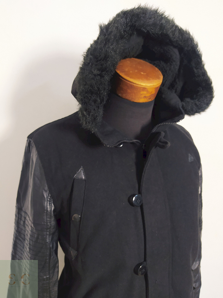 Chaqueta Brave Soul Negra con Capucha y Mangas en Simil Cuero – Talla M 2