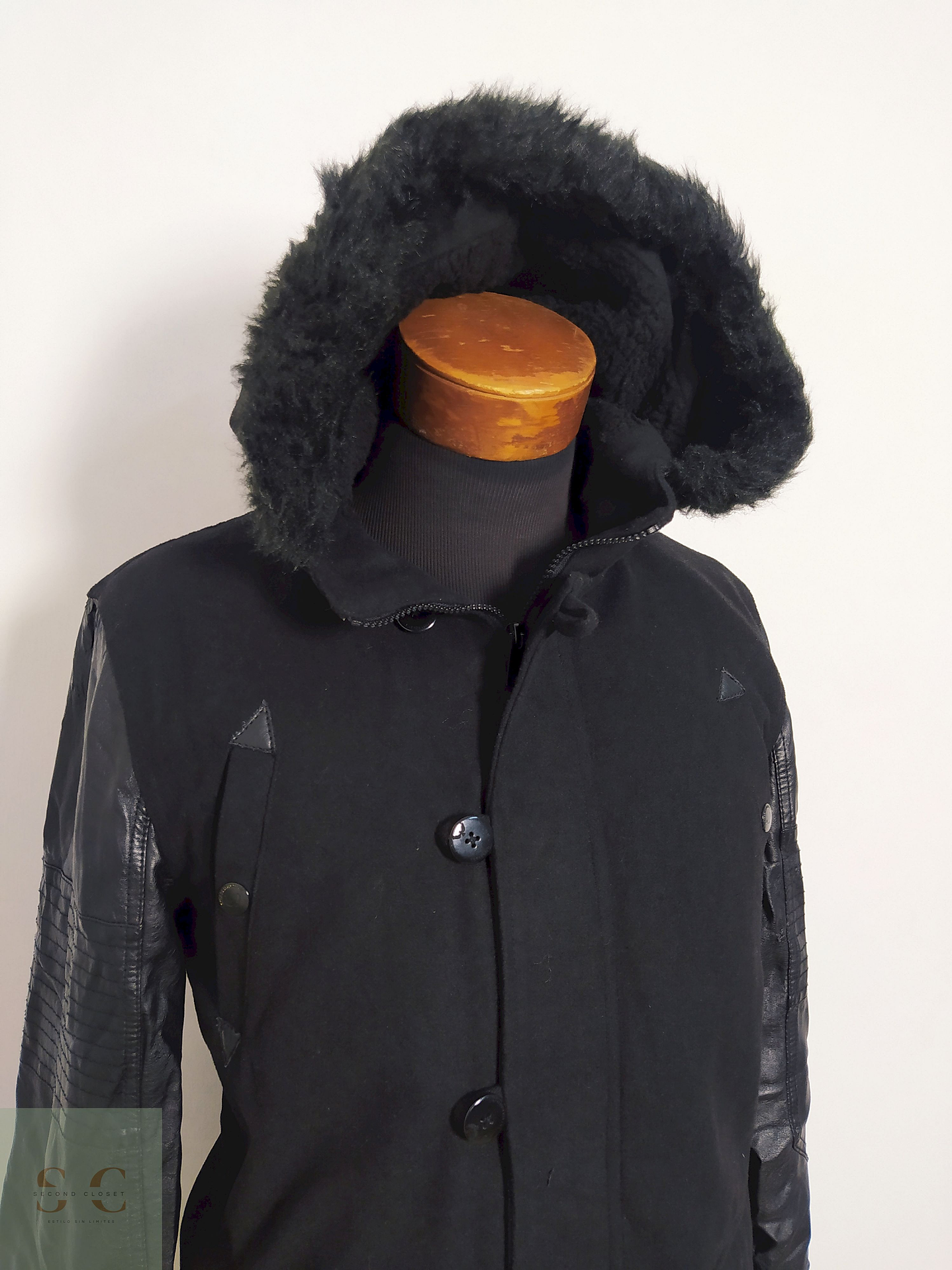 Chaqueta Brave Soul Negra con Capucha y Mangas en Simil Cuero – Talla M 3