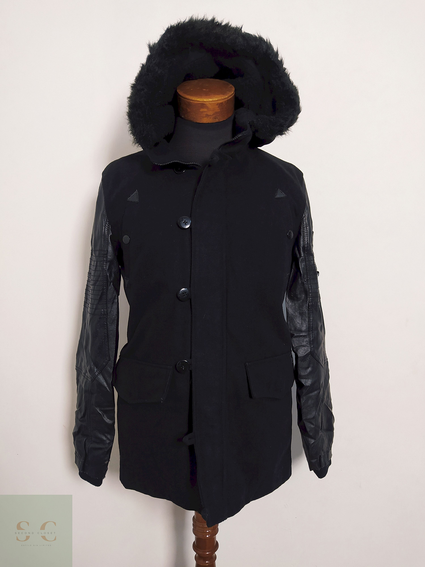 Chaqueta Brave Soul Negra con Capucha y Mangas en Simil Cuero – Talla M 1