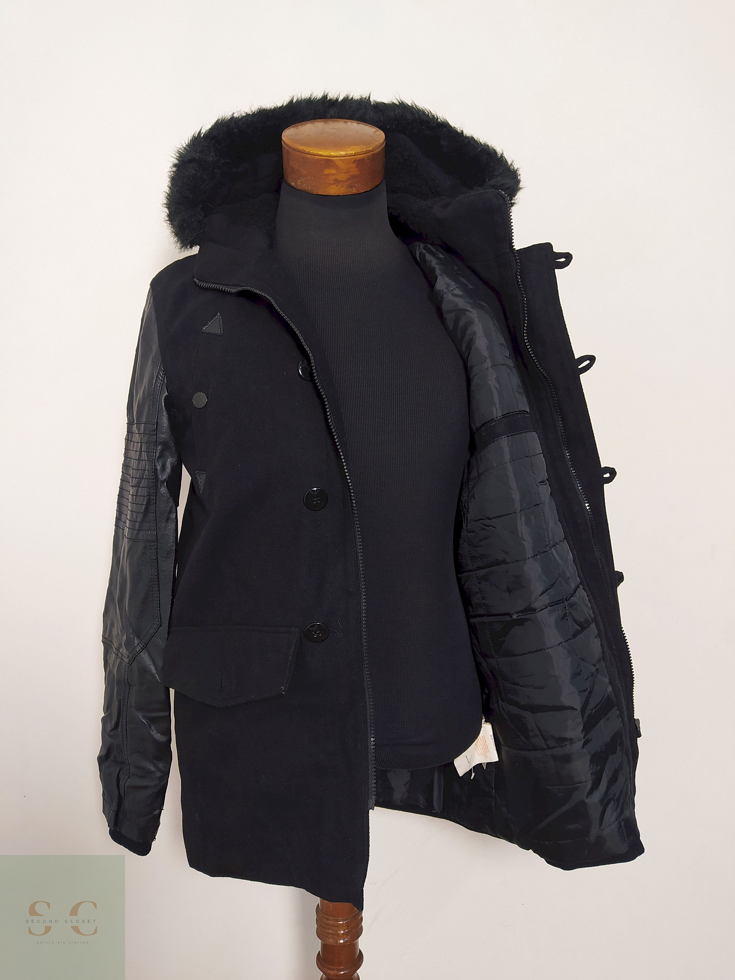 Chaqueta Brave Soul Negra con Capucha y Mangas en Simil Cuero – Talla M 6