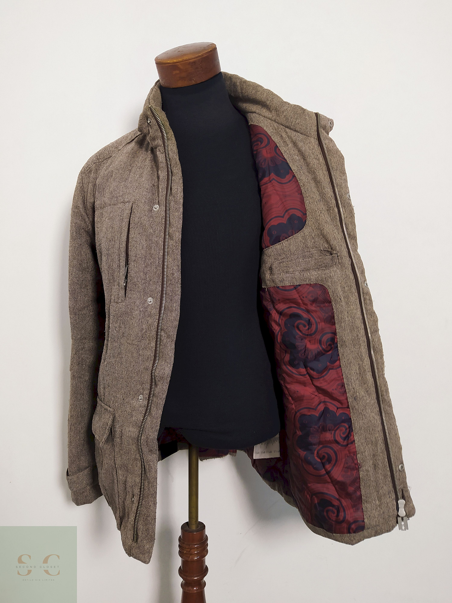 Chaqueta Insight Café Textura Gruesa con Bolsillos Utilitarios – Talla L 2