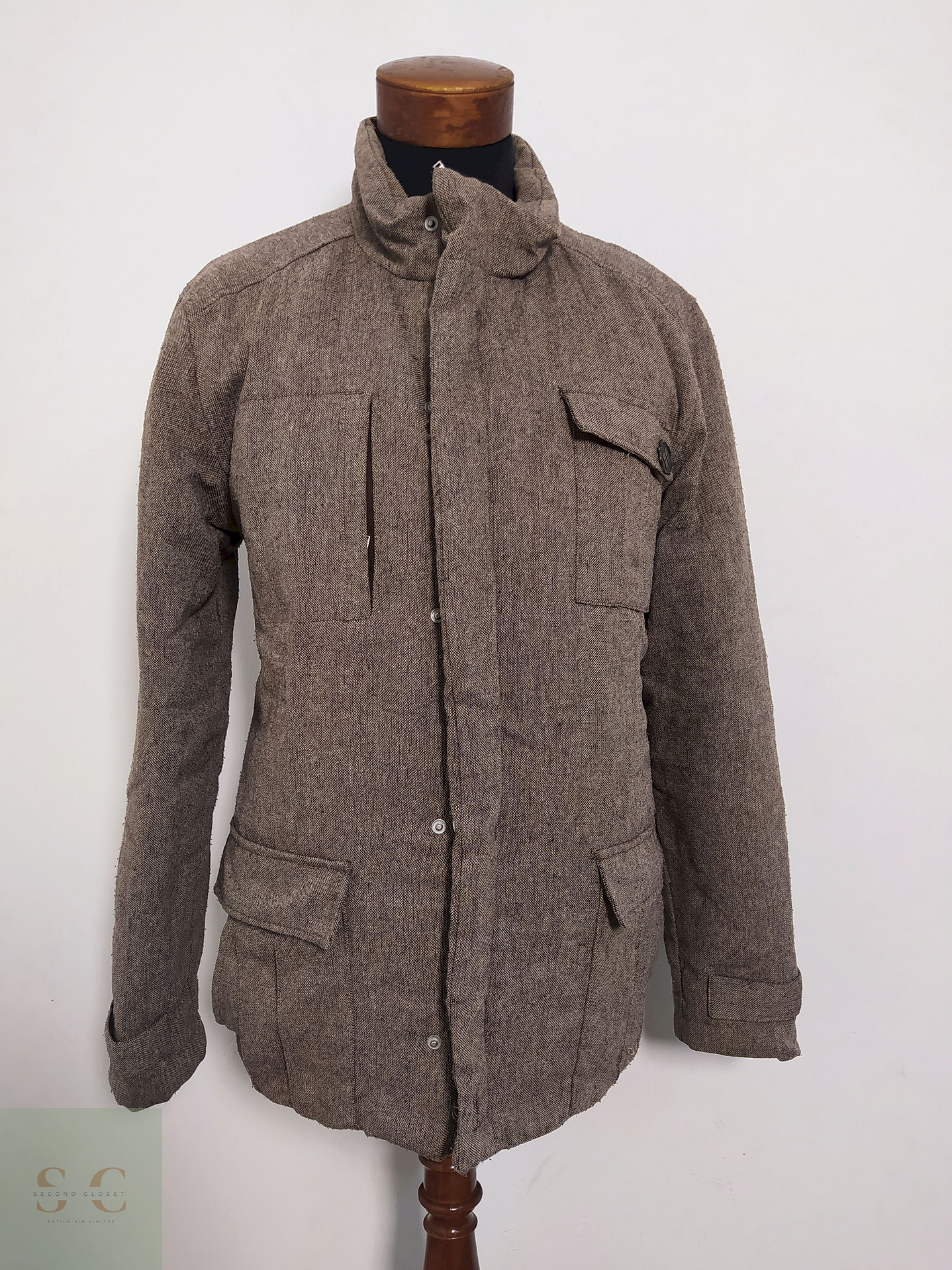 Chaqueta Insight Café Textura Gruesa con Bolsillos Utilitarios – Talla L 1