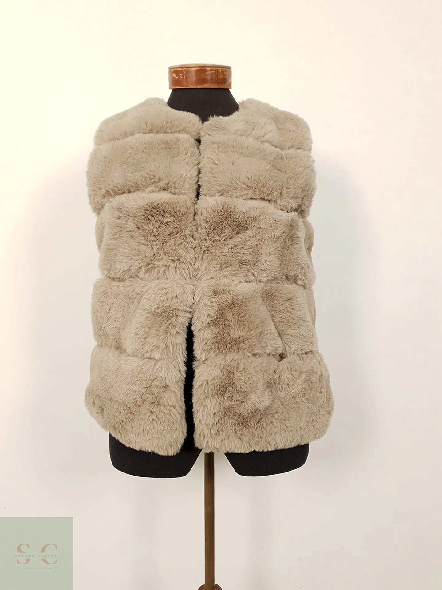Chaleco eco piel gris claro con broches TALLA S 1