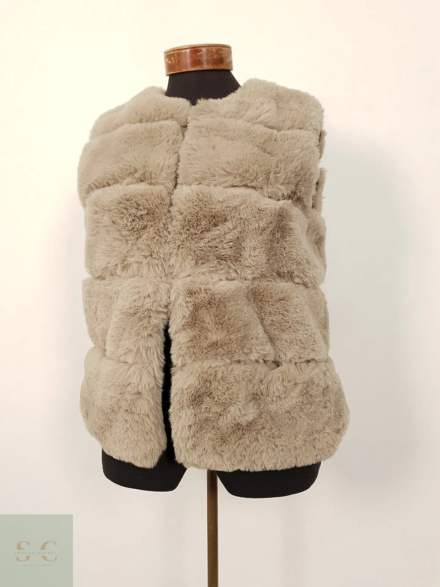 Chaleco eco piel gris claro con broches TALLA S 2