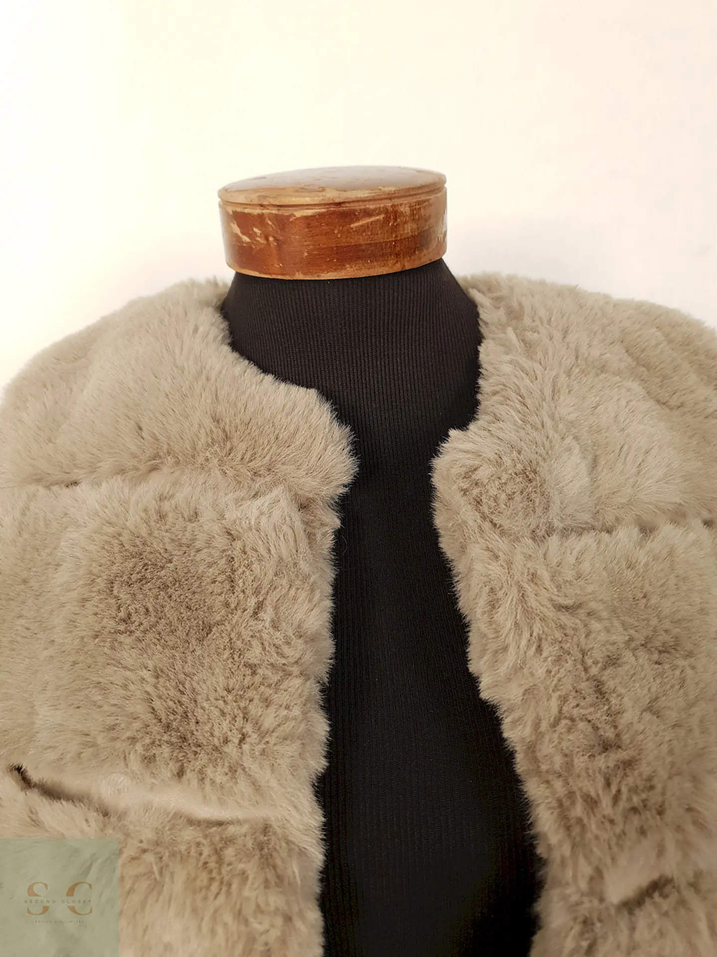 Chaleco eco piel gris claro con broches TALLA S 6