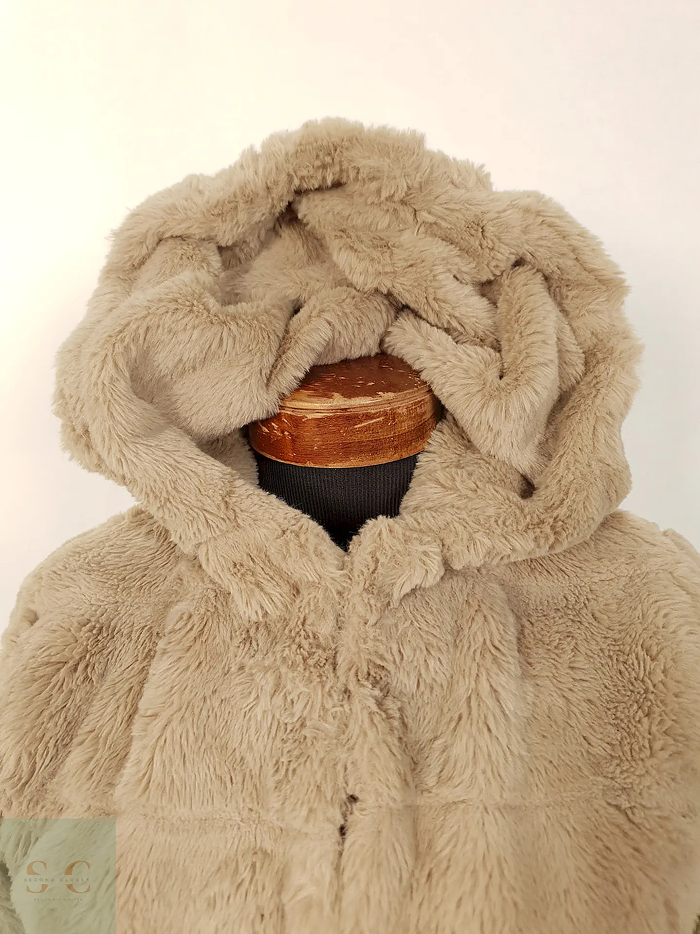 Abrigo eco piel beige con capucha TALLA S/M 4