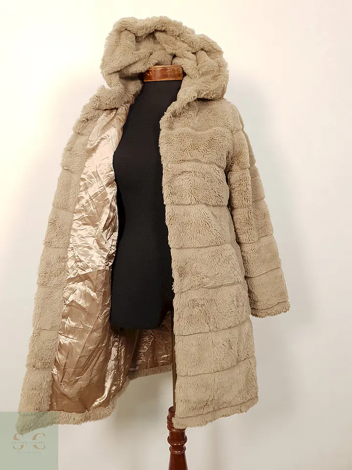 Abrigo eco piel beige con capucha TALLA S/M 3