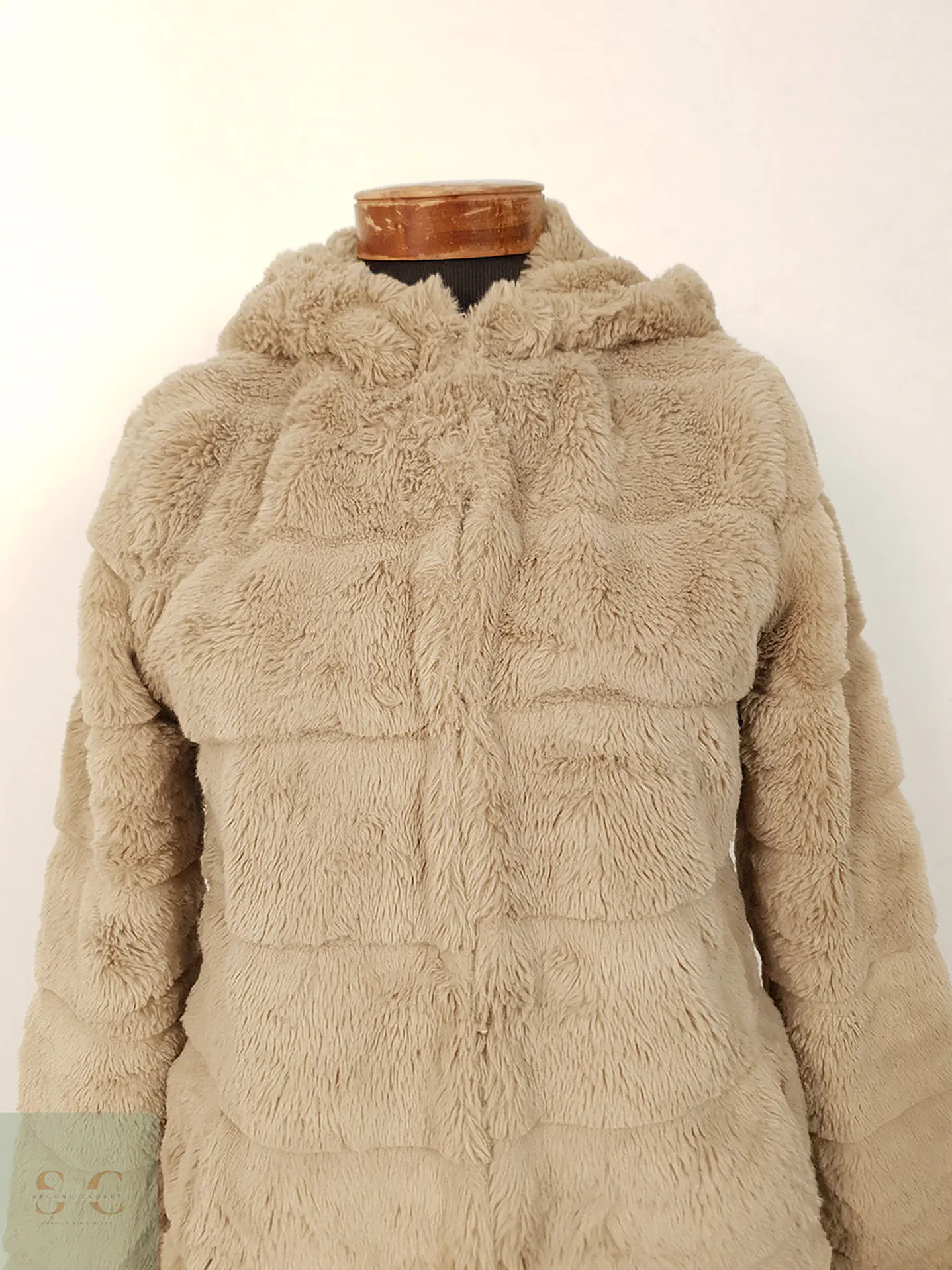 Abrigo eco piel beige con capucha TALLA S/M 5