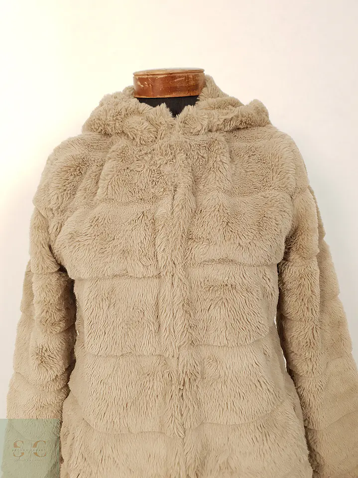 Abrigo eco piel beige con capucha TALLA S/M 5