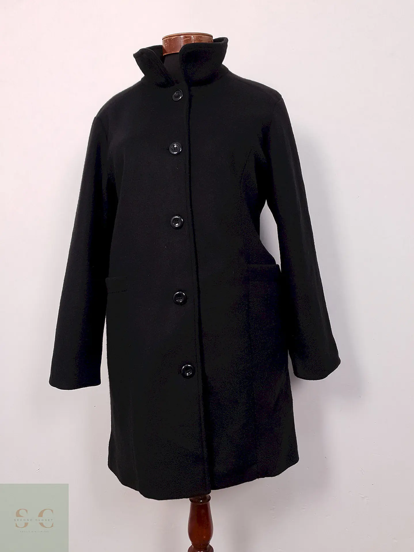 Abrigo Negro Básico - Talla L 2