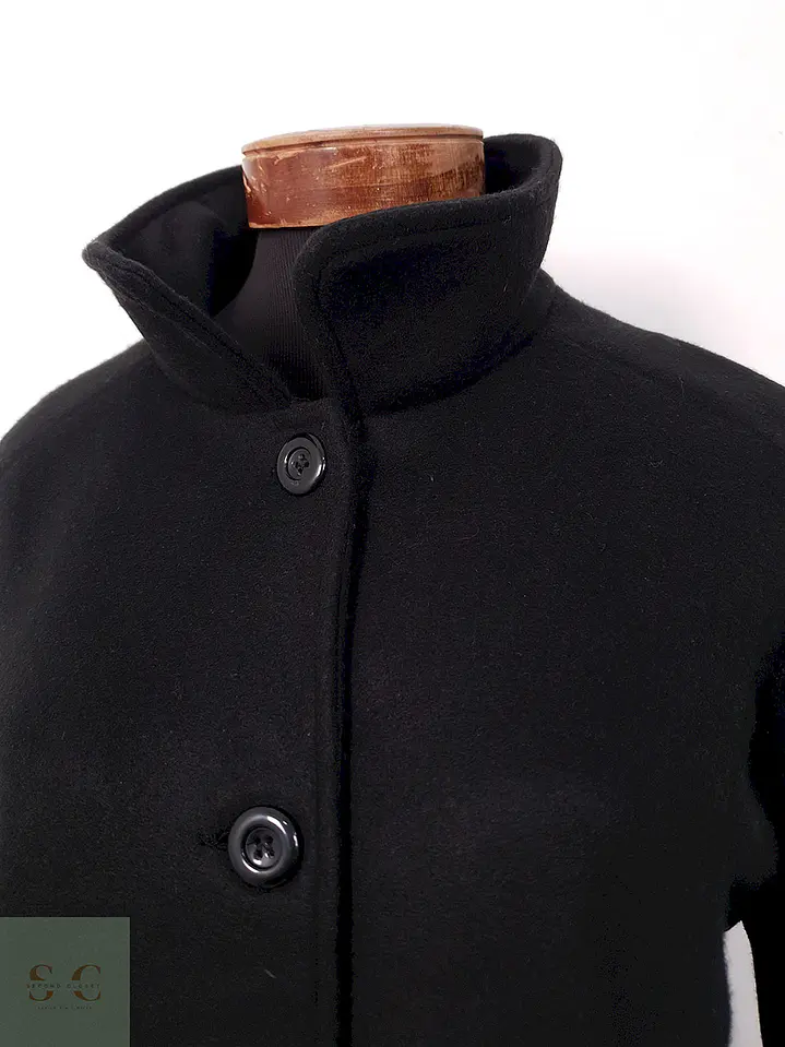 Abrigo Negro Básico - Talla L 7