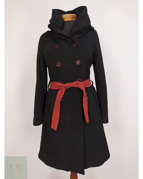 Abrigo London Negro con Gorro y Cinto Rojo Talla M