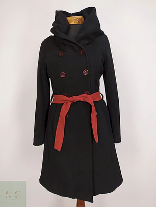 Abrigo London Negro con Gorro y Cinto Rojo Talla 40 M