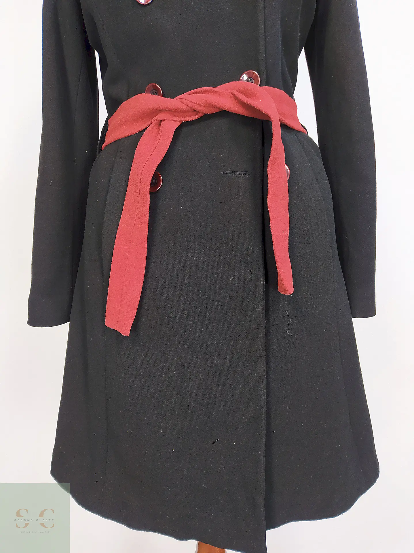 Abrigo London Negro con Gorro y Cinto Rojo Talla 40 M 3