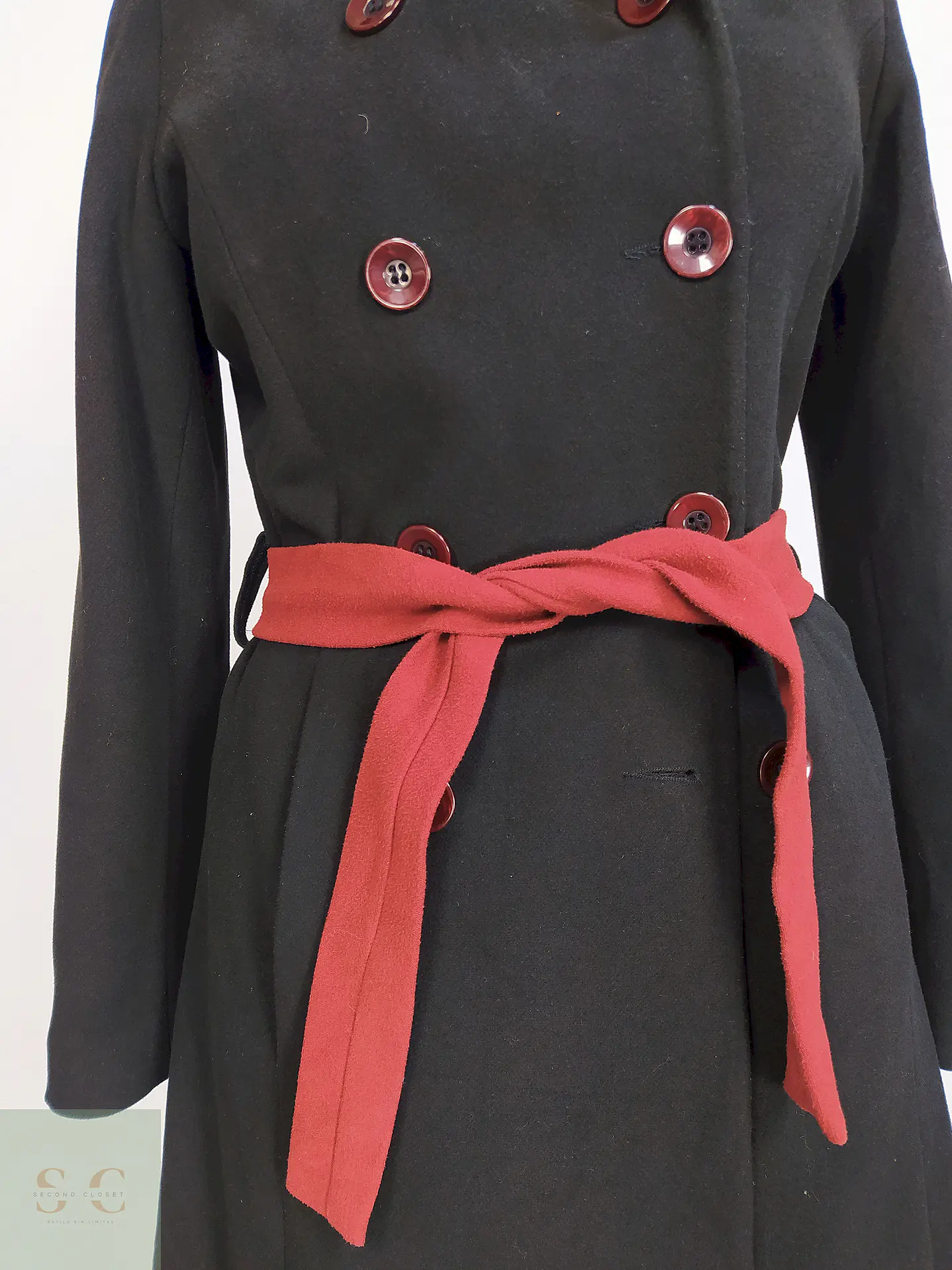 Abrigo London Negro con Gorro y Cinto Rojo Talla 40 M 4