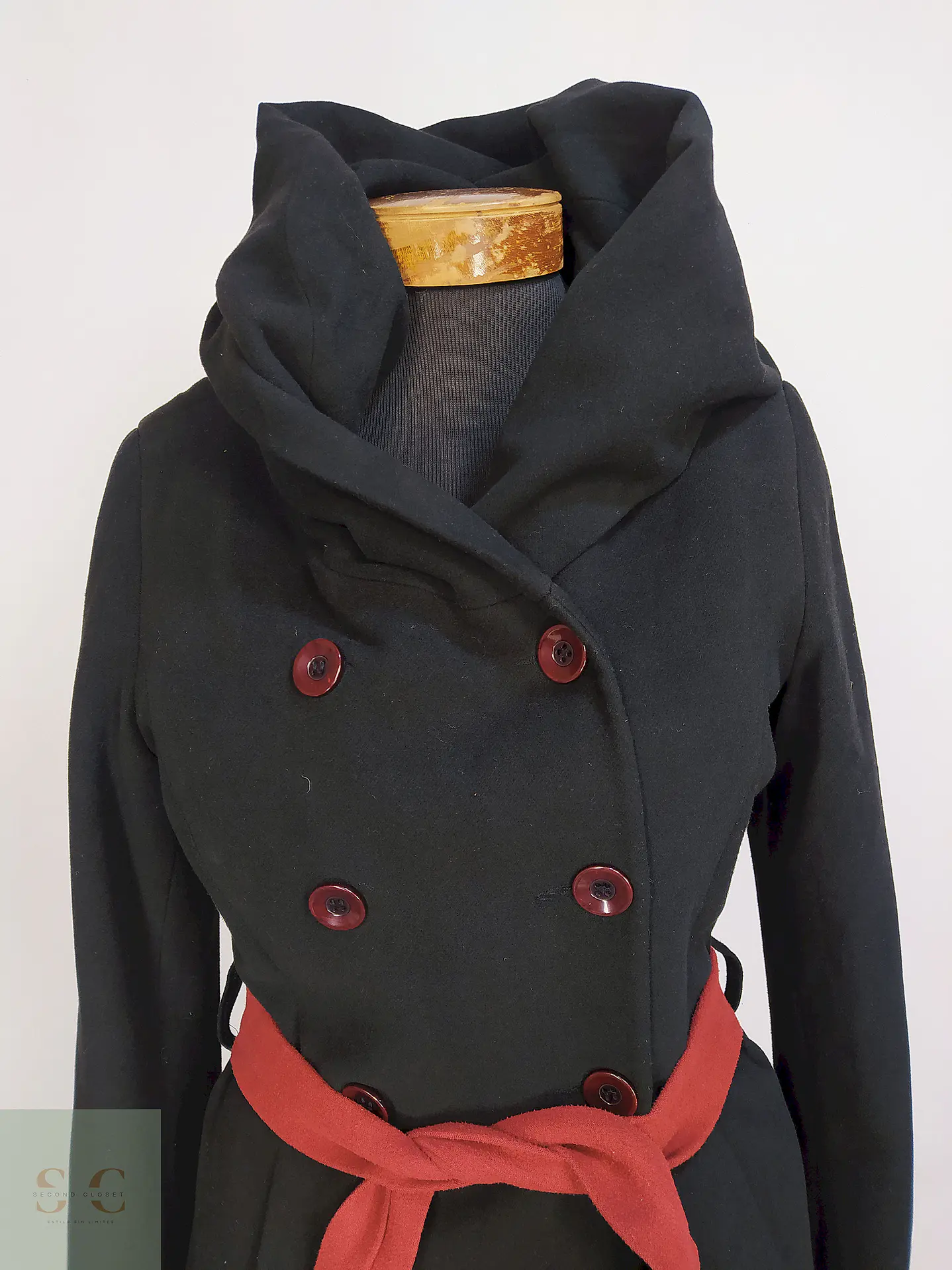 Abrigo London Negro con Gorro y Cinto Rojo Talla 40 M 6