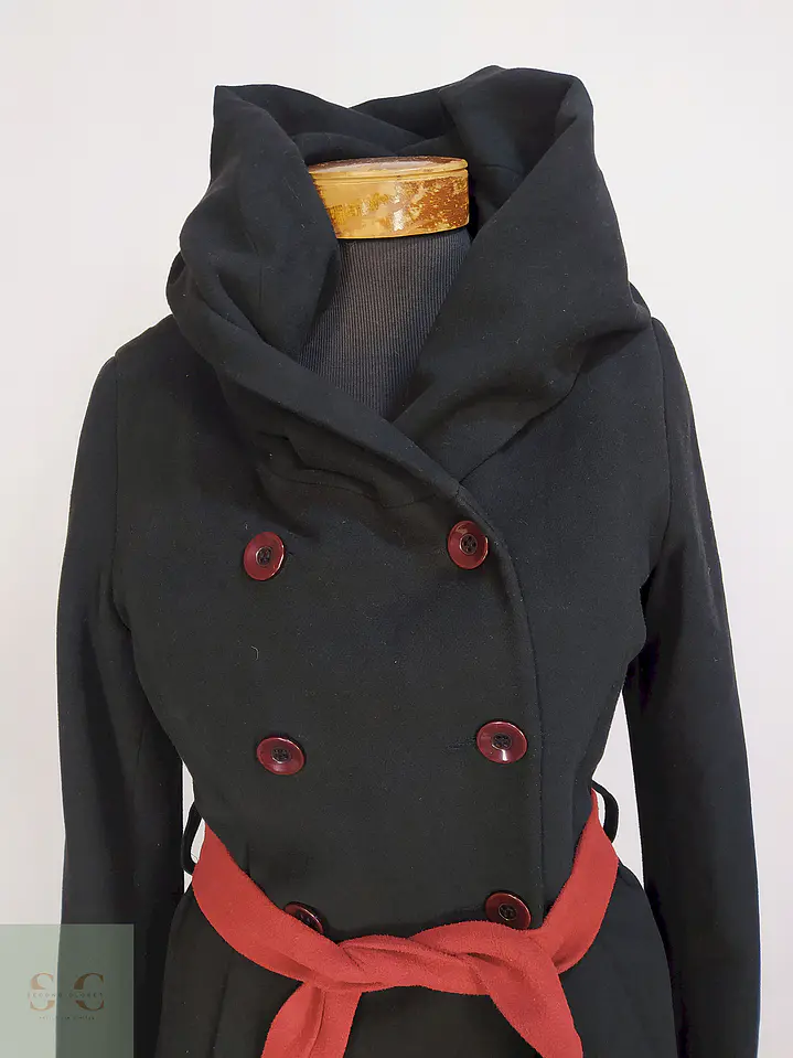 Abrigo London Negro con Gorro y Cinto Rojo Talla 40 M 6