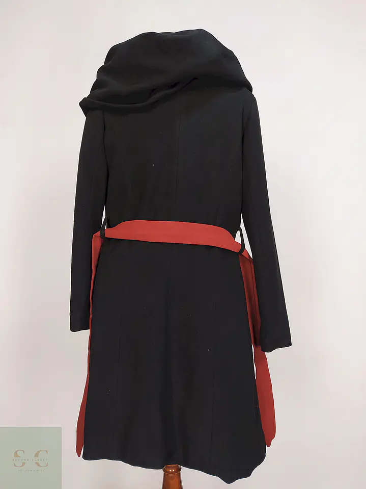 Abrigo London Negro con Gorro y Cinto Rojo Talla 40 M 8
