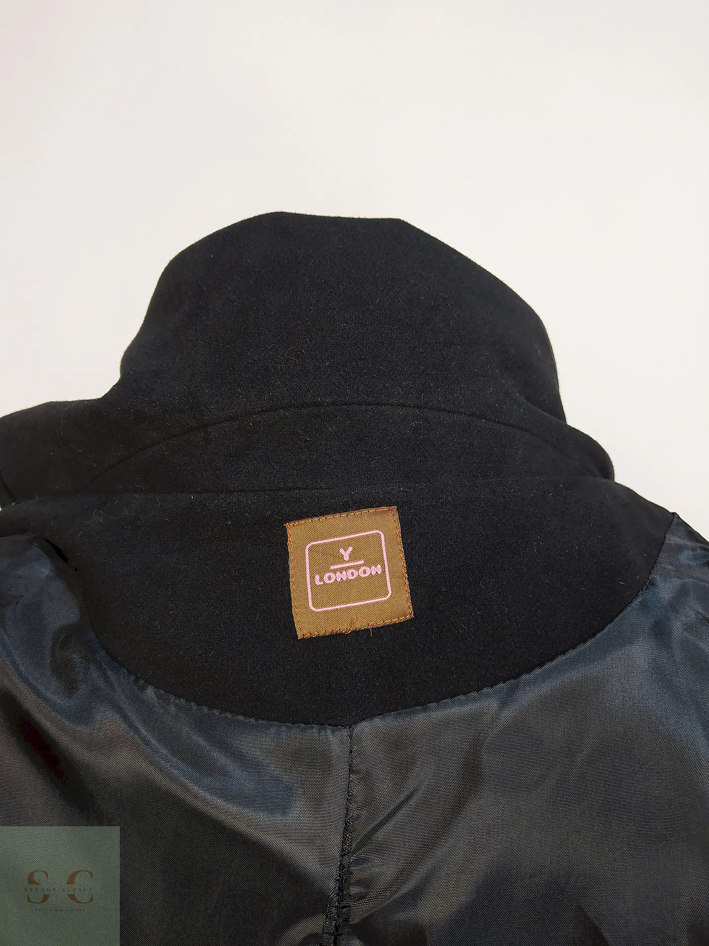 Abrigo London Negro con Gorro y Cinto Rojo Talla 40 M 9