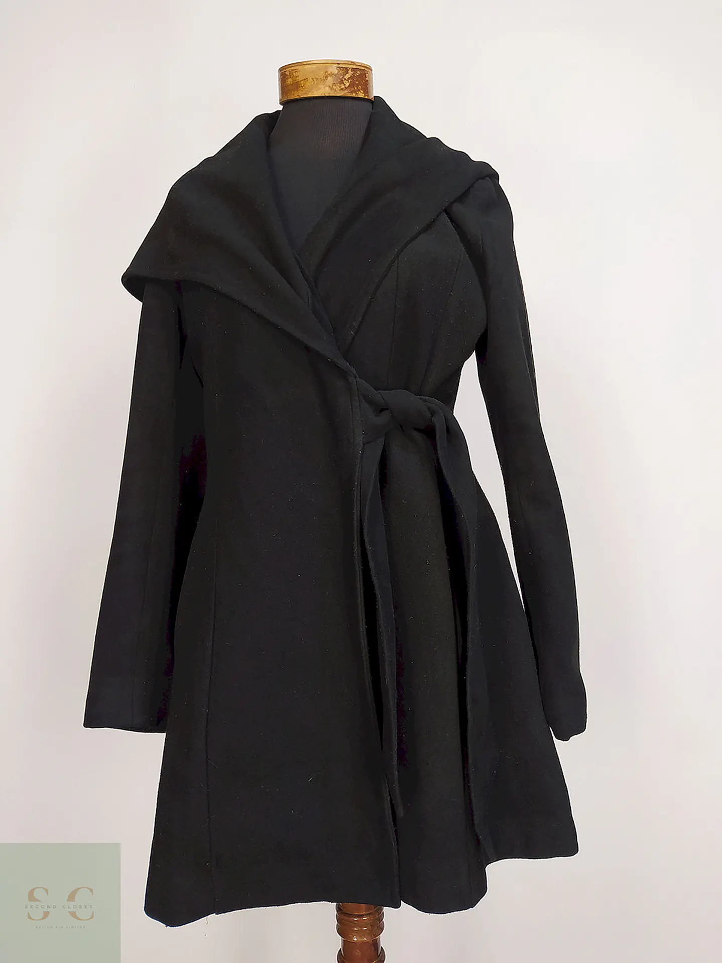 Abrigo Ekol Negro con Cinturón y Gorro Talla LXL 1