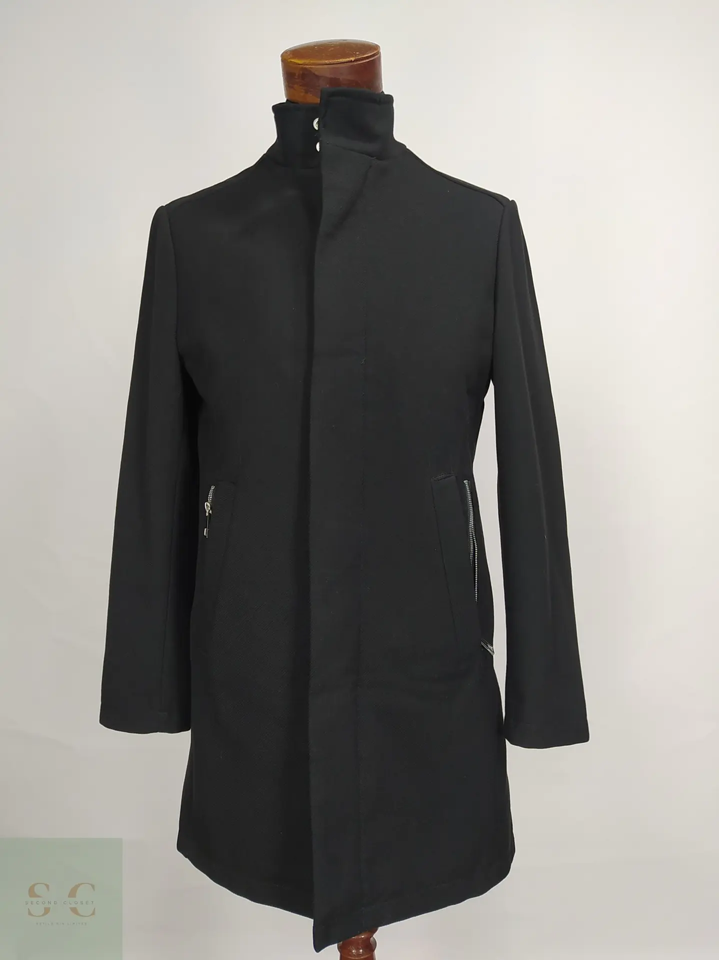 Abrigo Negro con Cuello Alto y Cierre Doble Zara Man Talla SM 2