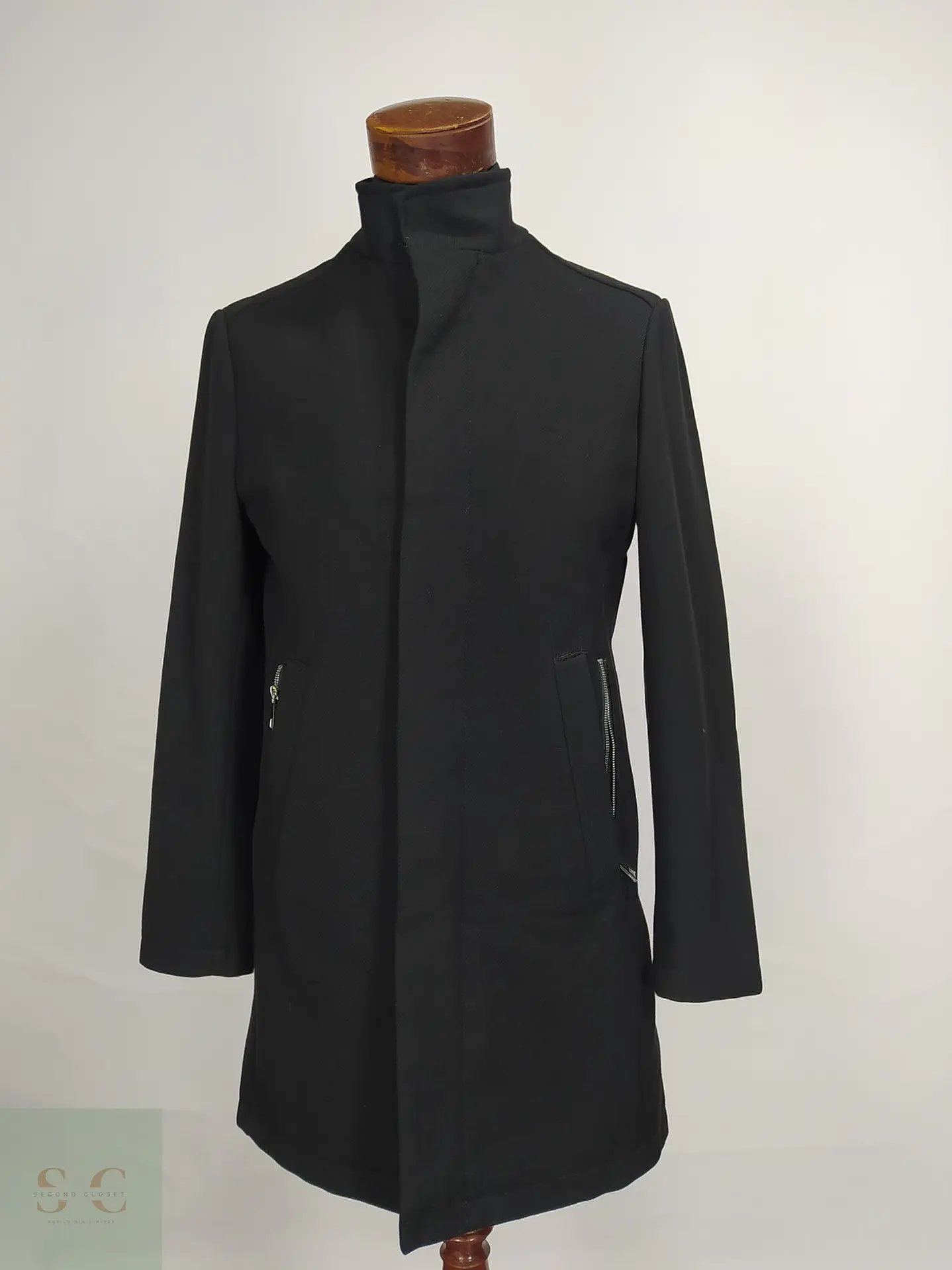 Abrigo Negro con Cuello Alto y Cierre Doble Zara Man Talla SM 3