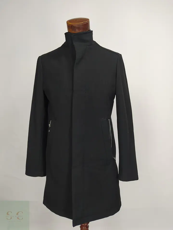 Abrigo Negro con Cuello Alto y Cierre Doble Zara Man Talla SM 3
