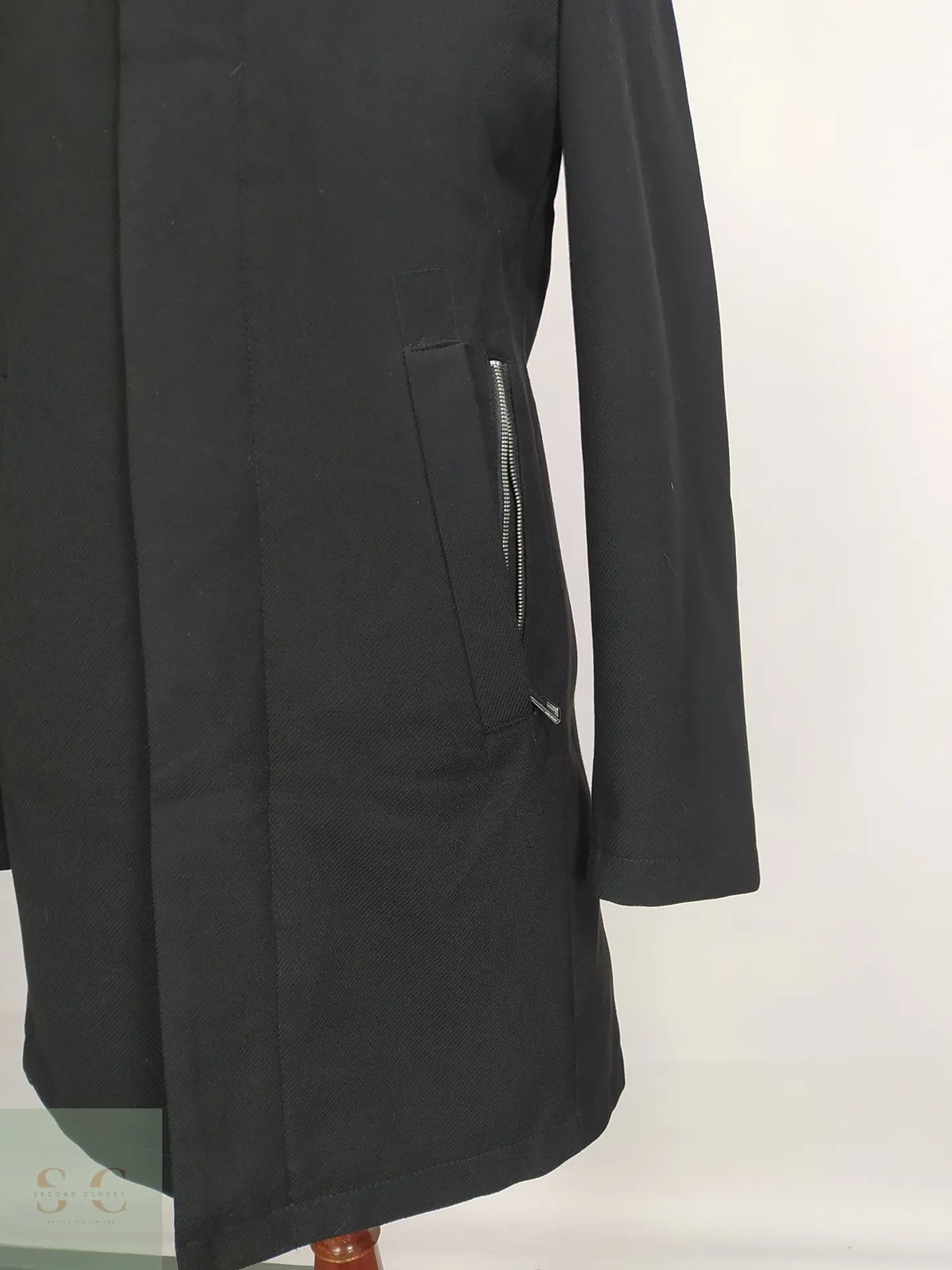 Abrigo Negro con Cuello Alto y Cierre Doble Zara Man Talla SM 4
