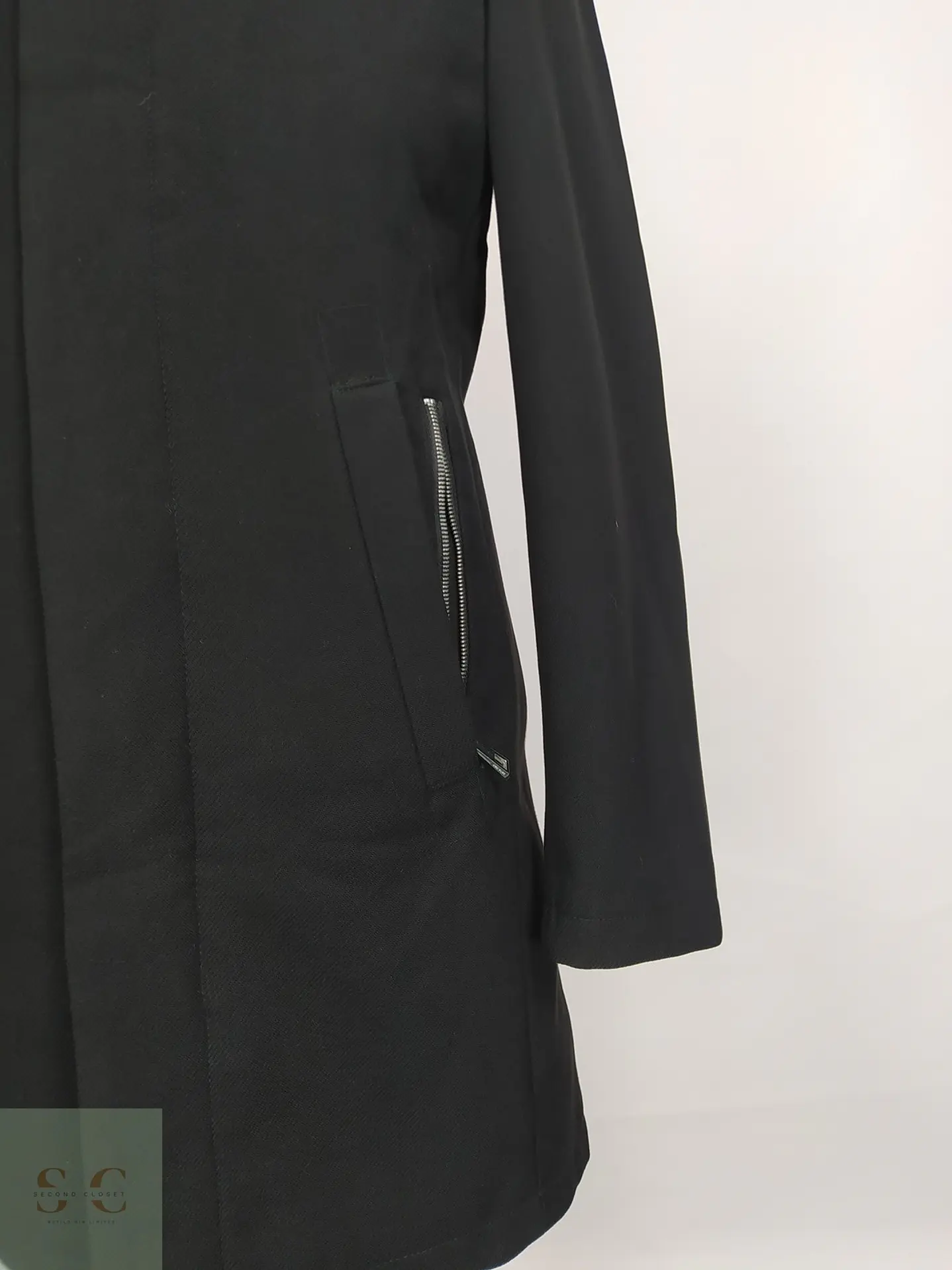 Abrigo Negro con Cuello Alto y Cierre Doble Zara Man Talla SM 5