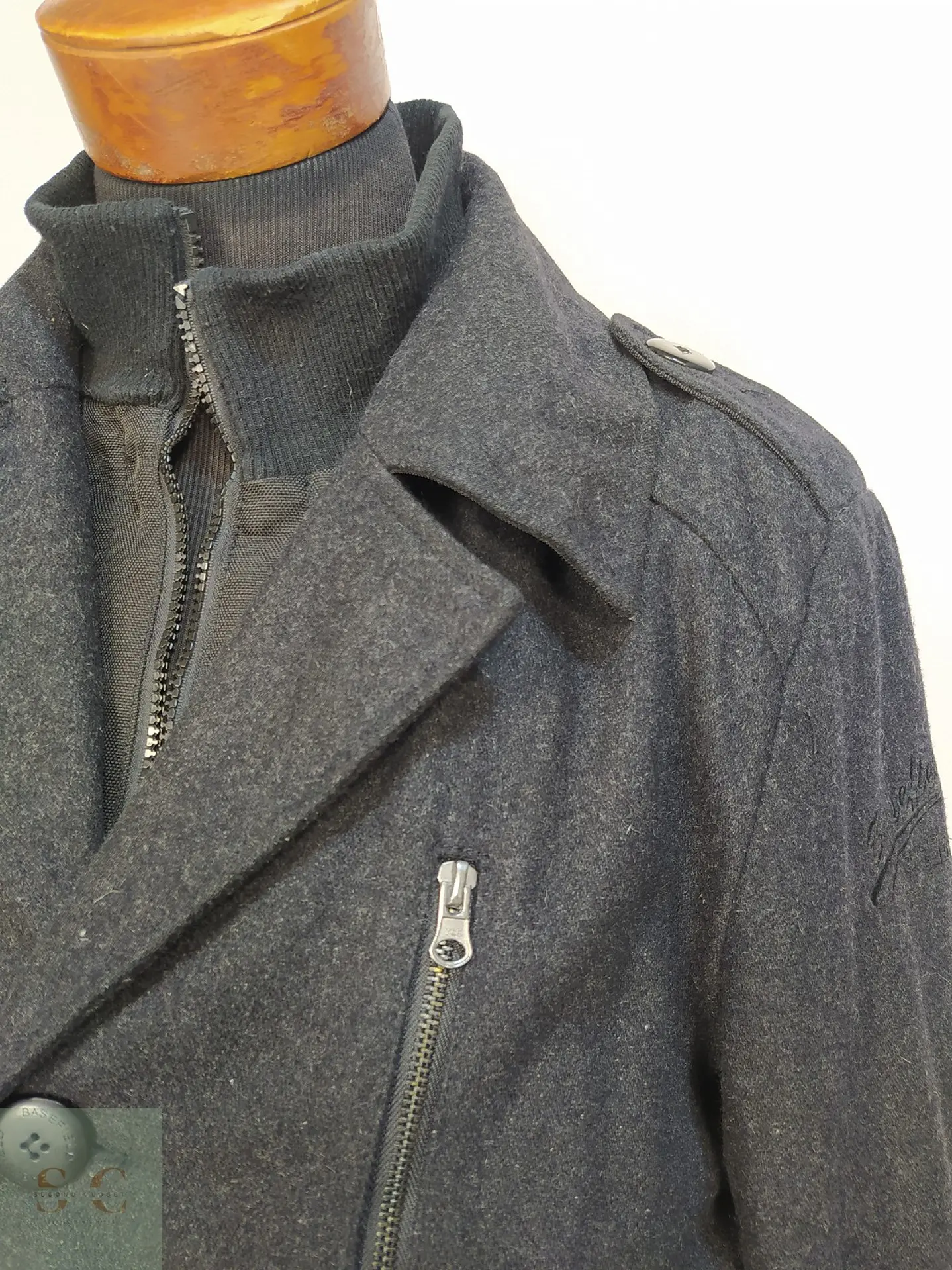 Abrigo de Lana Gris Plomo Basefield con Inserto de Cuello Alto Talla ML 4