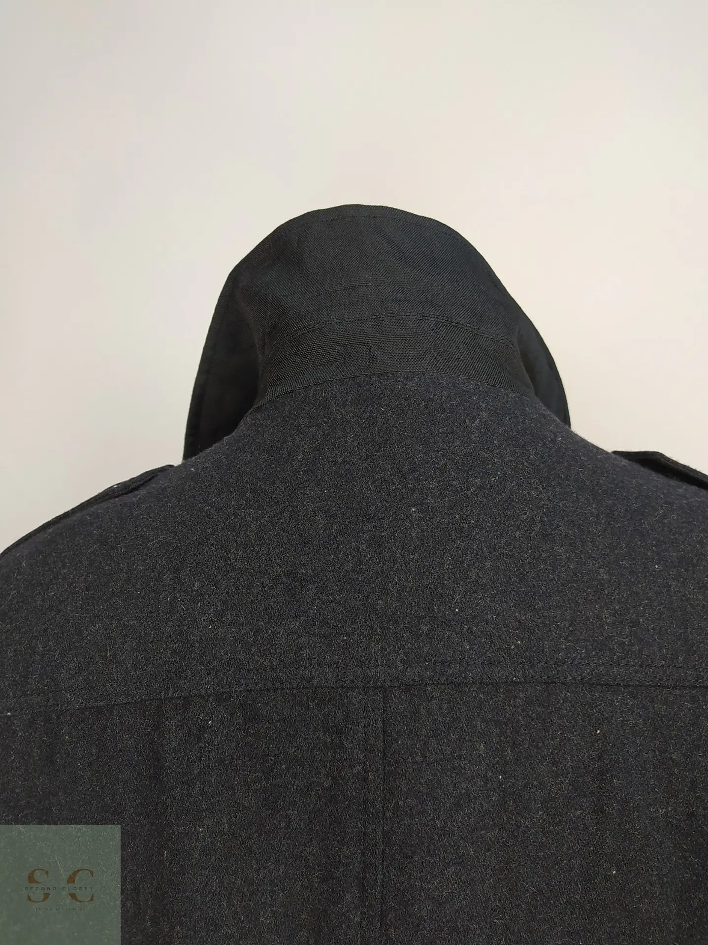 Abrigo de Lana Gris Plomo Basefield con Inserto de Cuello Alto Talla ML 9