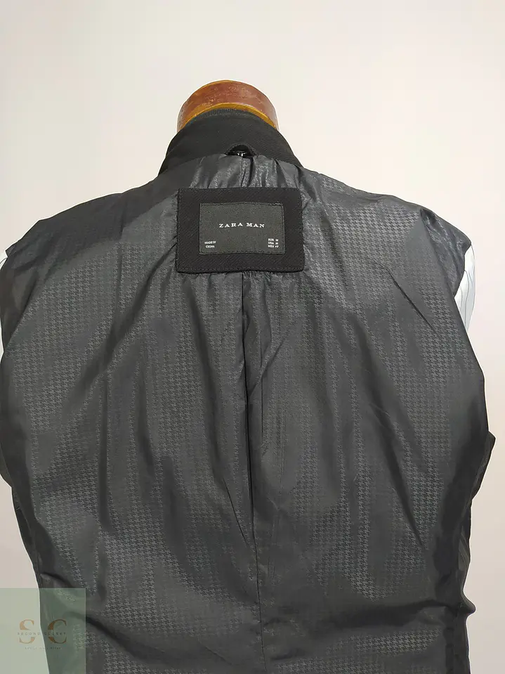 Abrigo Negro con Cuello Alto y Cierre Doble Zara Man Talla SM 12