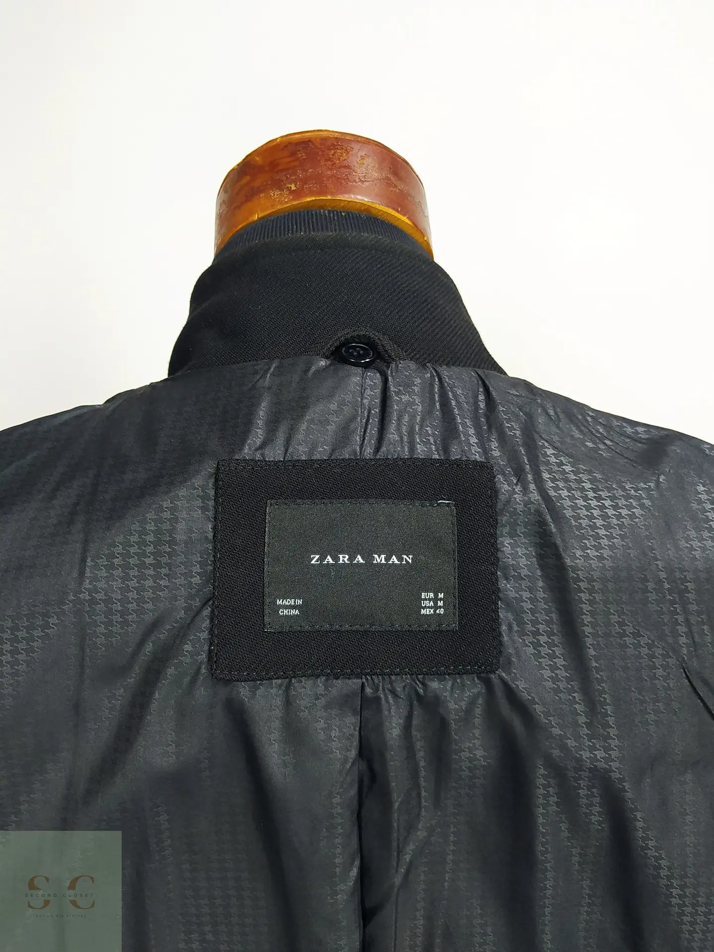 Abrigo Negro con Cuello Alto y Cierre Doble Zara Man Talla SM 13