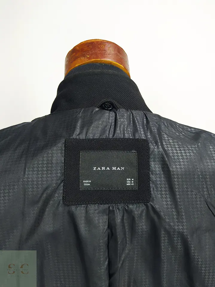 Abrigo Negro con Cuello Alto y Cierre Doble Zara Man Talla SM 13