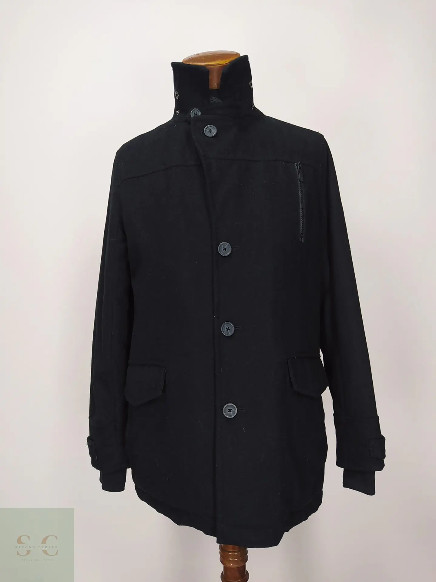 Abrigo Corto Negro con Pechera Interna y Forro Acolchado Tom Tompson Talla 45 2