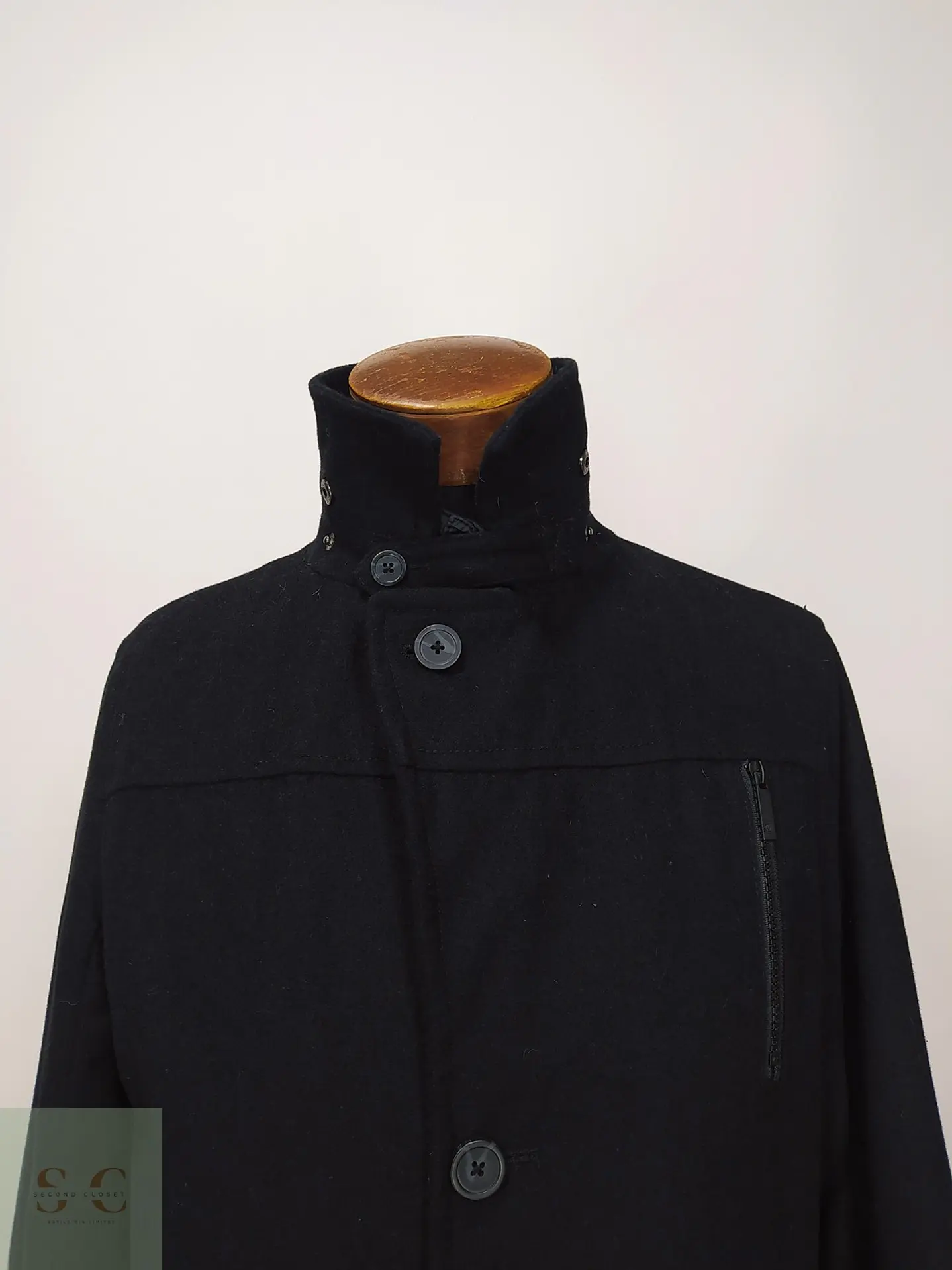 Abrigo Corto Negro con Pechera Interna y Forro Acolchado Tom Tompson Talla 45 3