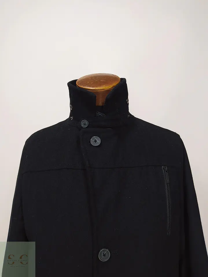 Abrigo Corto Negro con Pechera Interna y Forro Acolchado Tom Tompson Talla 45 3