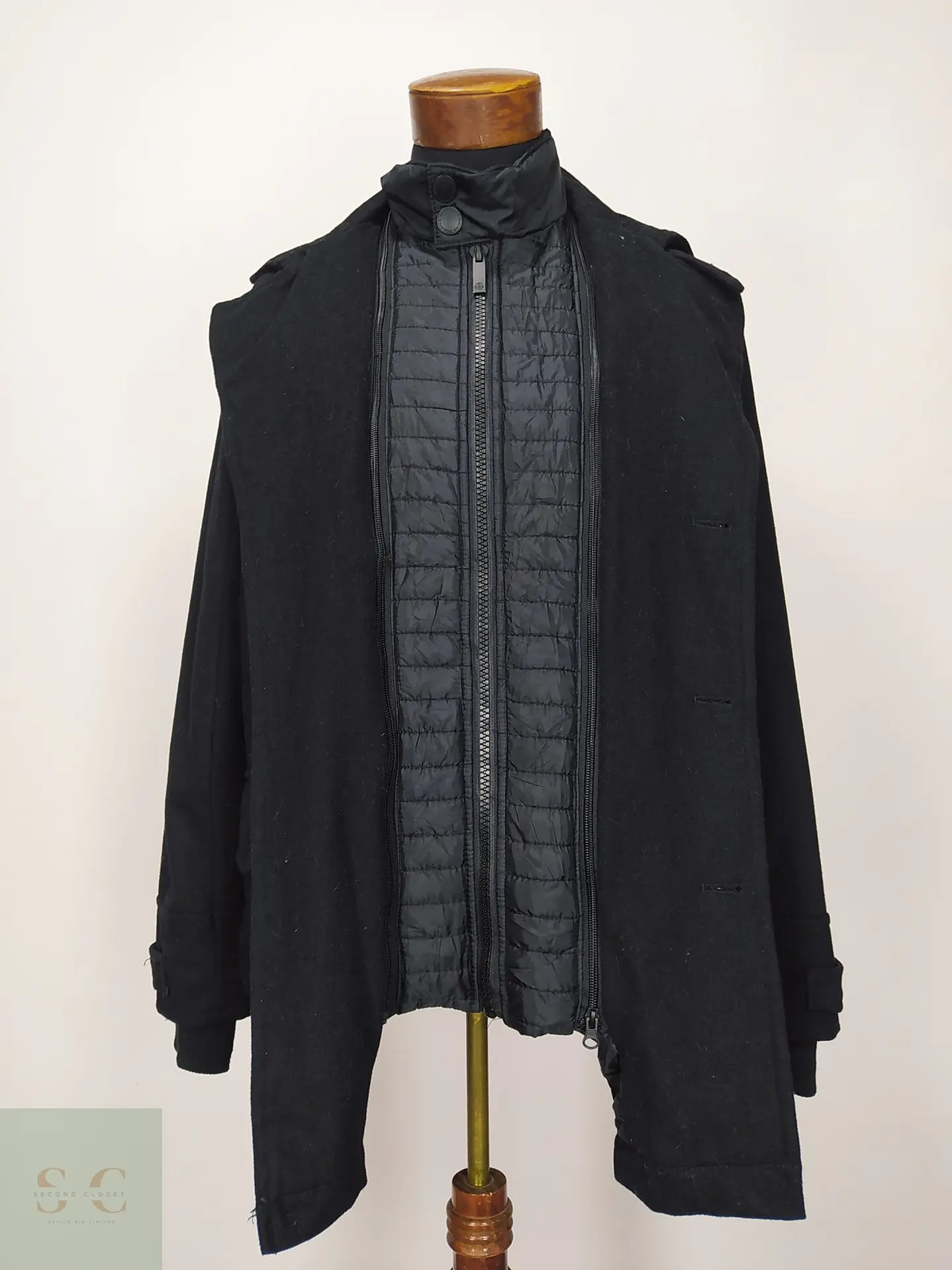 Abrigo Corto Negro con Pechera Interna y Forro Acolchado Tom Tompson Talla 45 5