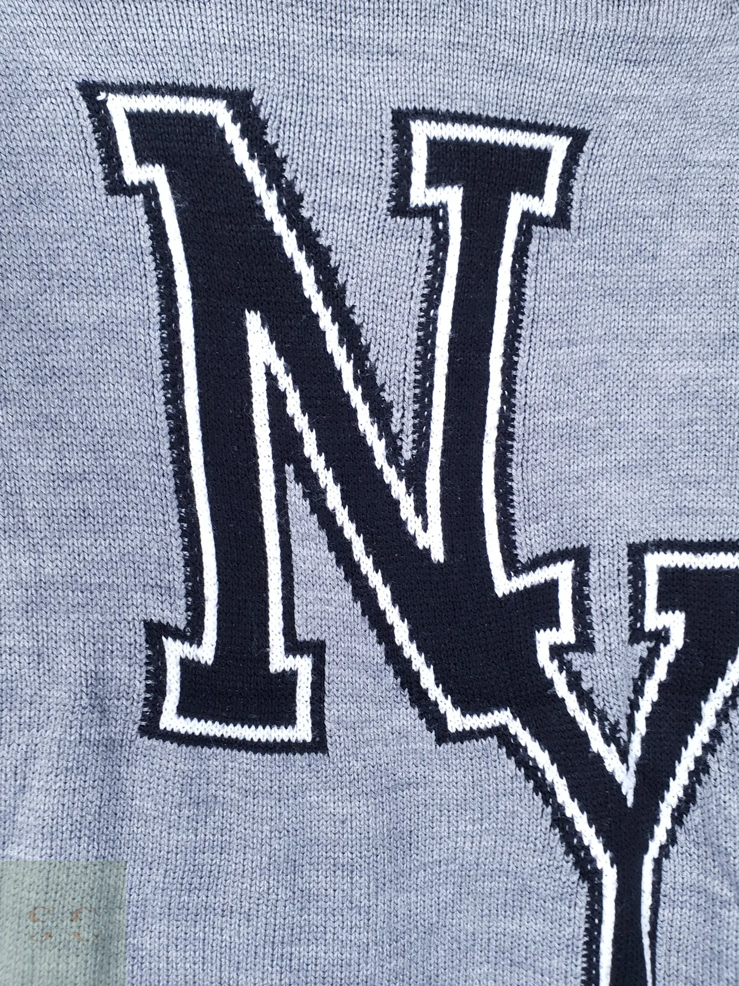 Suéter Largo Gris Estilo Varsity NY Tezenis Talla L 4