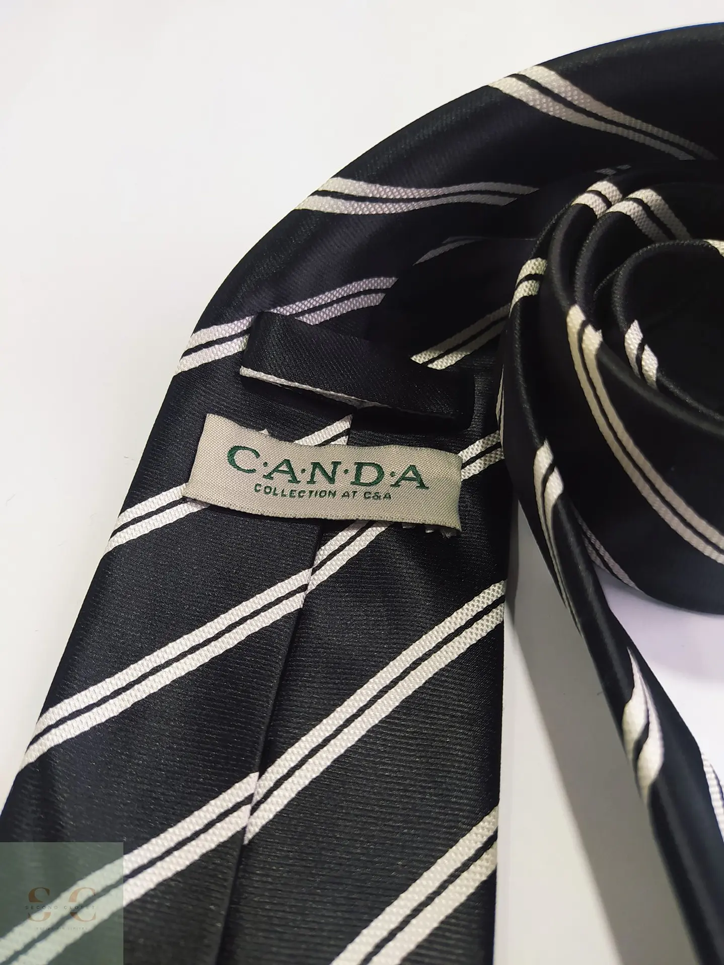 Corbata C&A a Rayas Diagonales Regimental Blanco y Negro 2