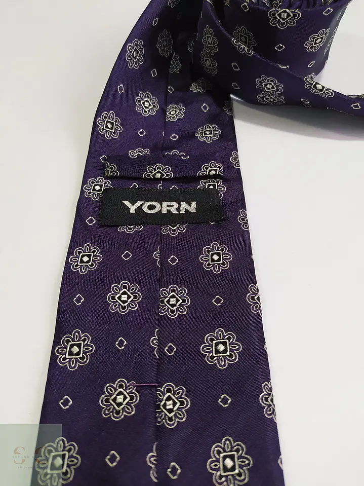 Corbata de Seda Morada con Micropatrón Floral Geométrico Yorn 2