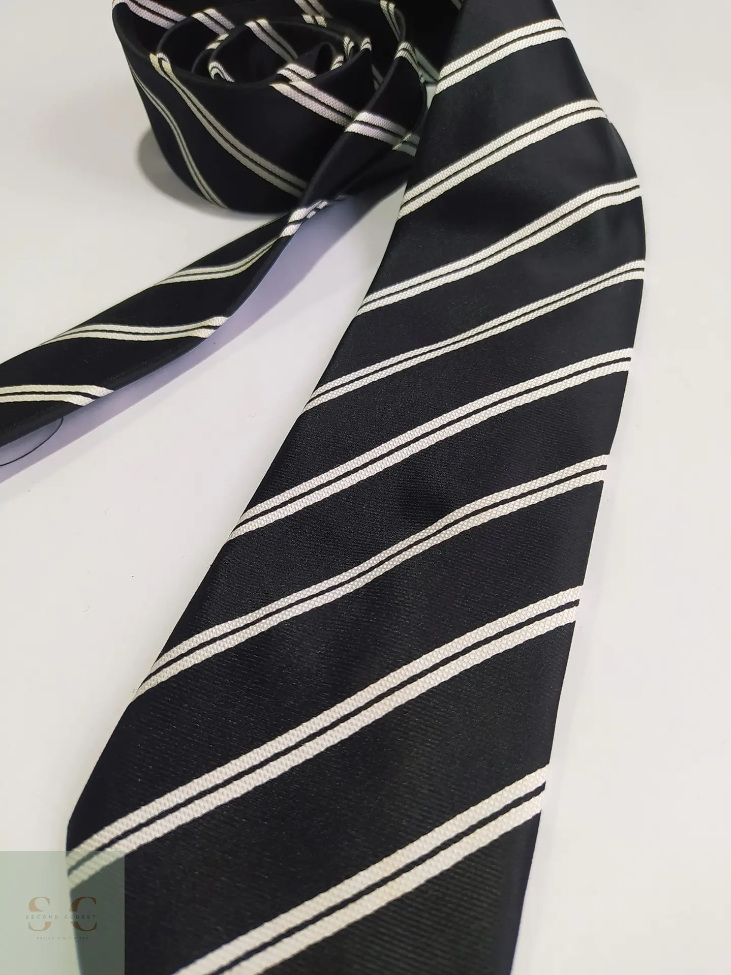 Corbata C&A a Rayas Diagonales Regimental Blanco y Negro 4