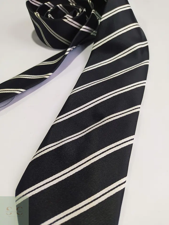 Corbata C&A a Rayas Diagonales Regimental Blanco y Negro 4